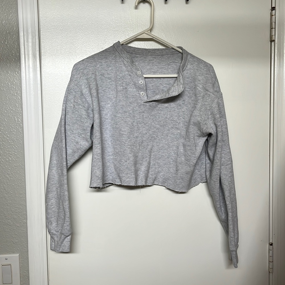 Brandy Melville cropped light grey henley, one size, great condition.